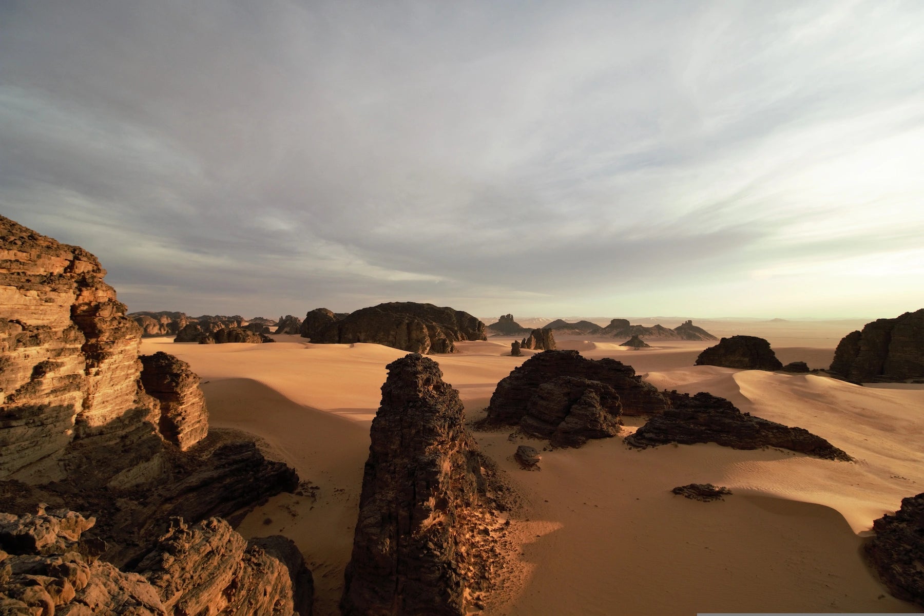Sanddünen und Sandsteinfelsen im Tassili n'Ajjer in der Sahara, Algerien.