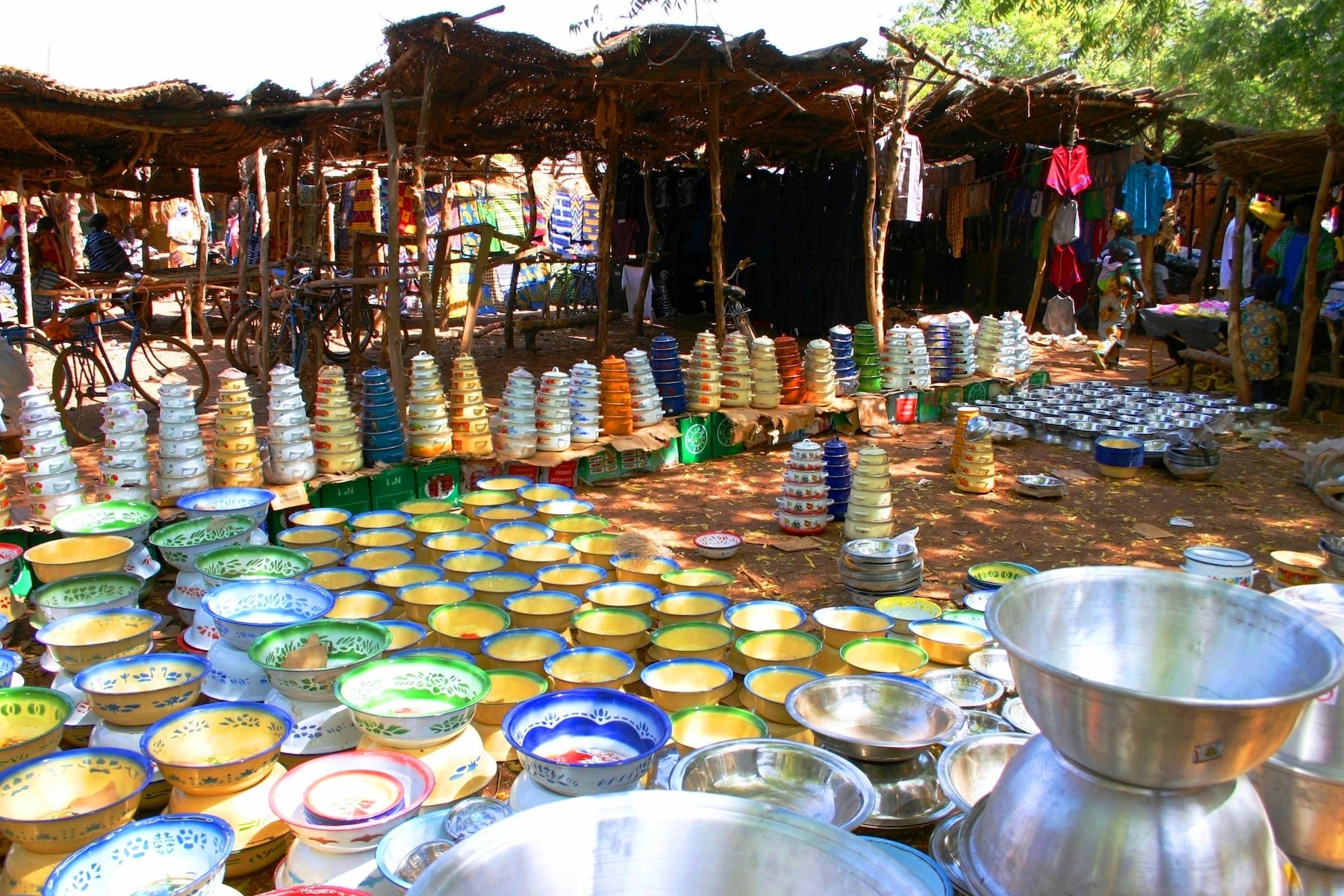 Markt mit bunten Artikeln in Burkina Faso.
