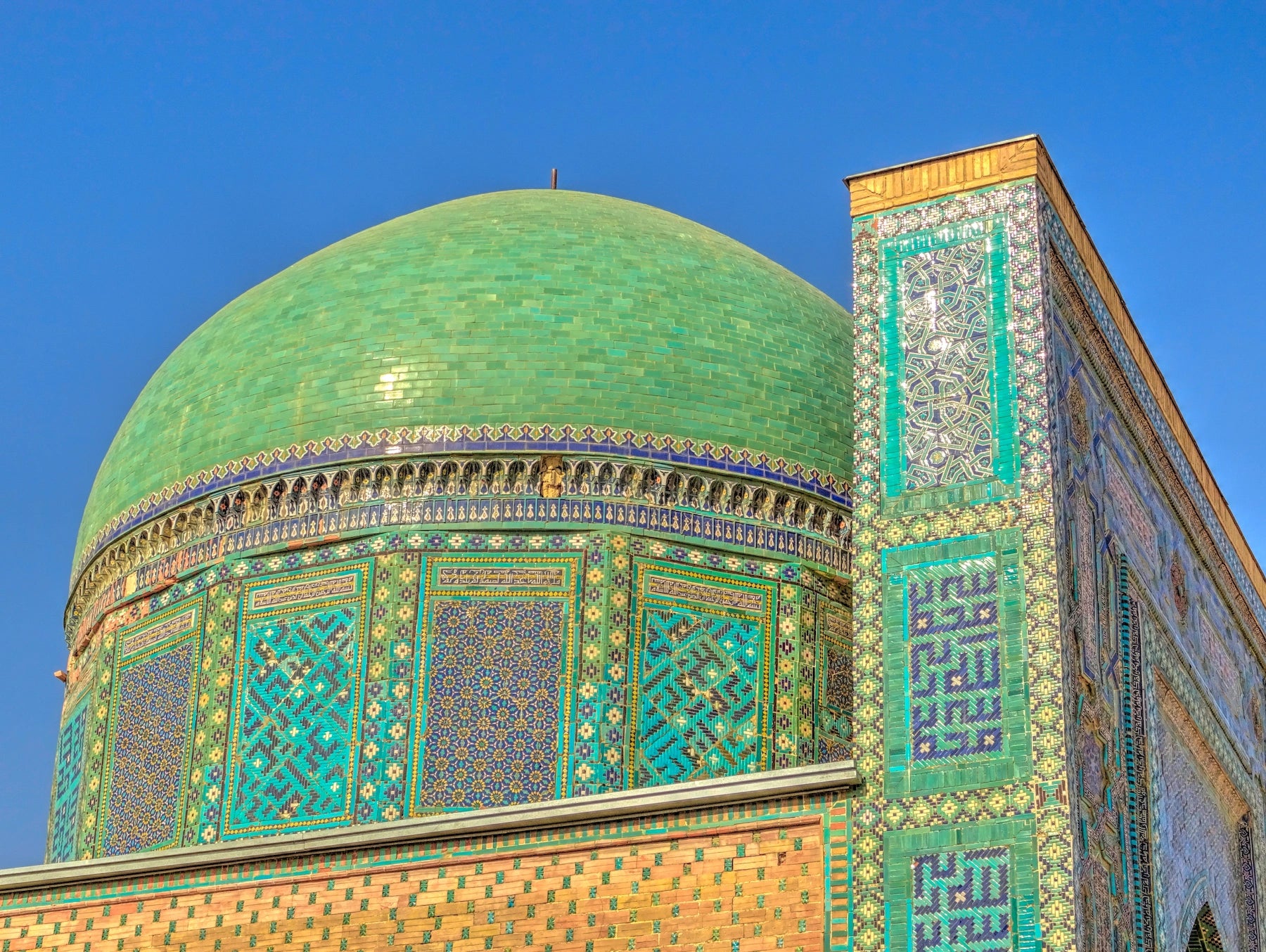 Türkise Kuppeln und Kachelmosaike der Altstadt von Samarkand, Usbekistan.