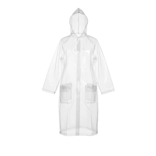 Produktbild des transparenten One-Size Regenmantels von SOKISAHTEL mit Kapuze und Druckknöpfen auf schwarzem Hintergrund – kompakt und leicht für jede Reise.