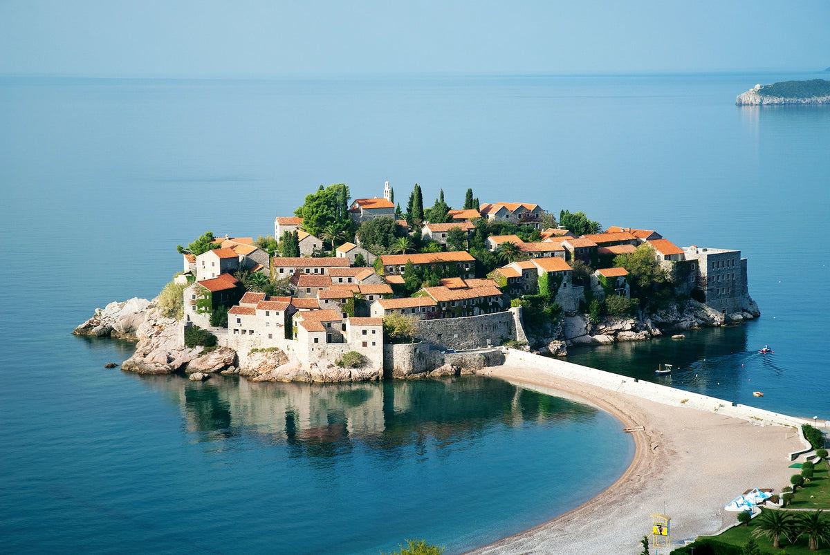 Die berühmte Insel-Halbinsel Sveti Stefan an der Adriaküste, Montenegro.