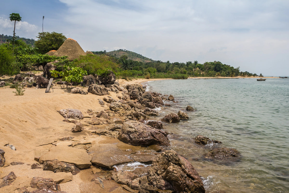 Der Tanganjikasee mit Bergkulisse bei Bujumbura, Burundi.