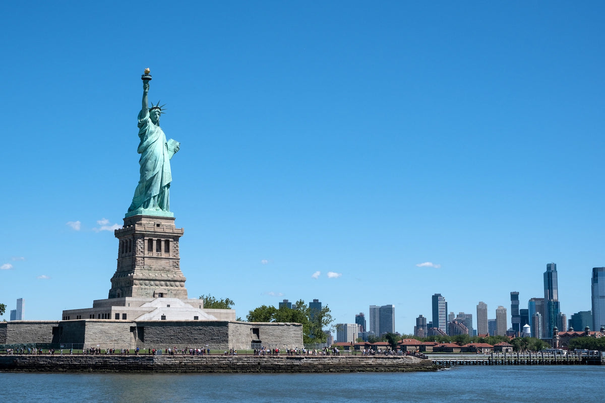 Die Freiheitsstatue mit Blick auf die Skyline von Manhattan, New York, USA.