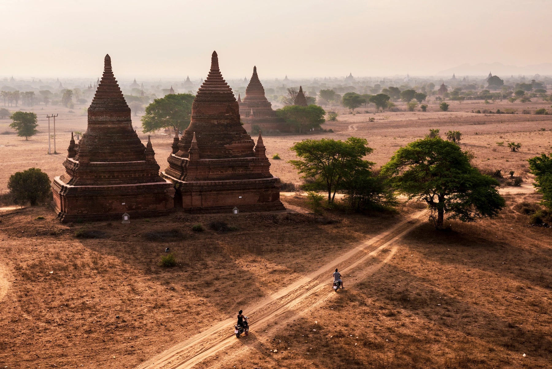 Tempel und Pagoden auf der Ebene von Bagan im Morgennebel, Myanmar.