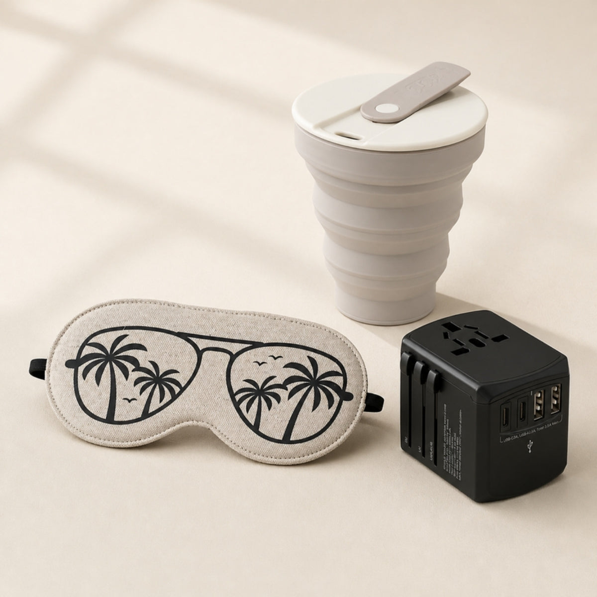 trekaro Entspannt-Reisen-Paket: Nachtmaske Palme, faltbarer Kaffeebecher und Universal-Reiseadapter