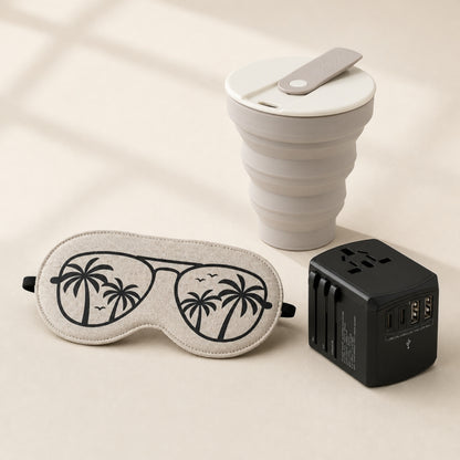 trekaro Entspannt-Reisen-Paket: Nachtmaske Palme, faltbarer Kaffeebecher und Universal-Reiseadapter