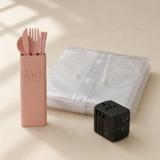 trekaro Städtetrip-Paket: transparenter Regenmantel, Universal-Reiseadapter und Reise-Besteckset Blush