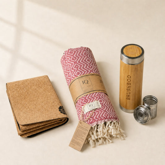 trekaro Yoga-Paket: faltbare Reise-Yogamatte aus Naturkork, Hamamtuch Peru Bordeaux und Thermoflasche aus Bambus