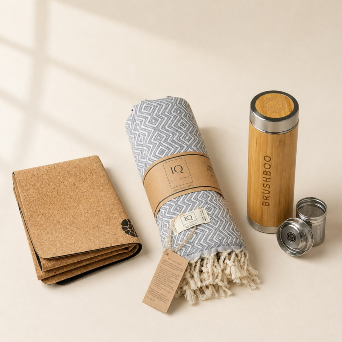 trekaro Yoga-Paket: faltbare Reise-Yogamatte aus Naturkork, Hamamtuch Peru Grau und Thermoflasche aus Bambus