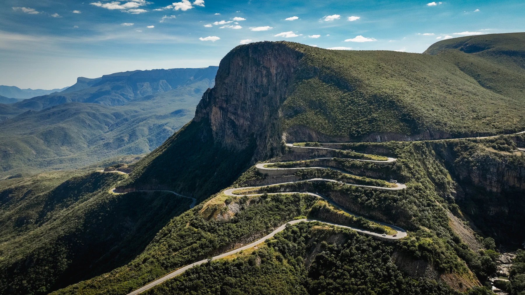 Serpentinen der Serra-da-Leba-Passstraße im Bergland von Angola.