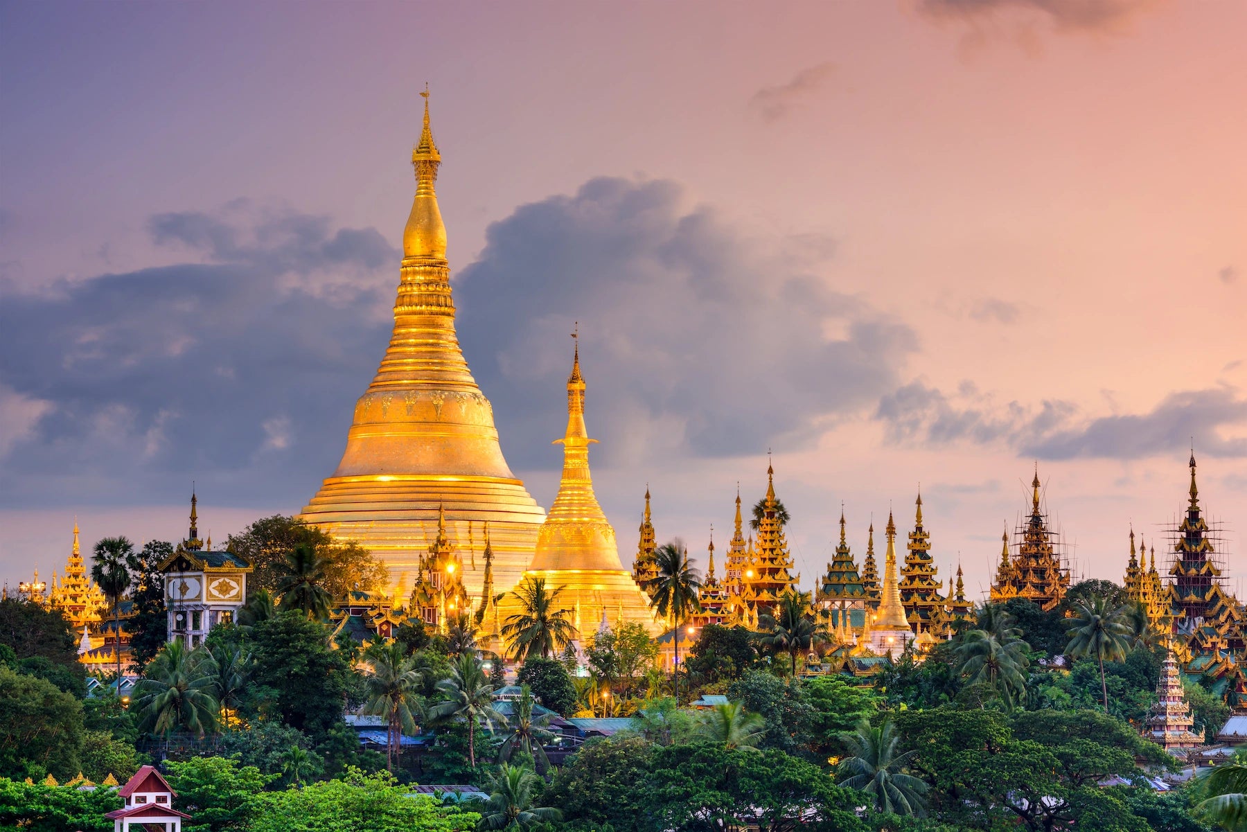 Vergoldete Shwedagon-Pagode in Yangon bei Sonnenuntergang, Myanmar.