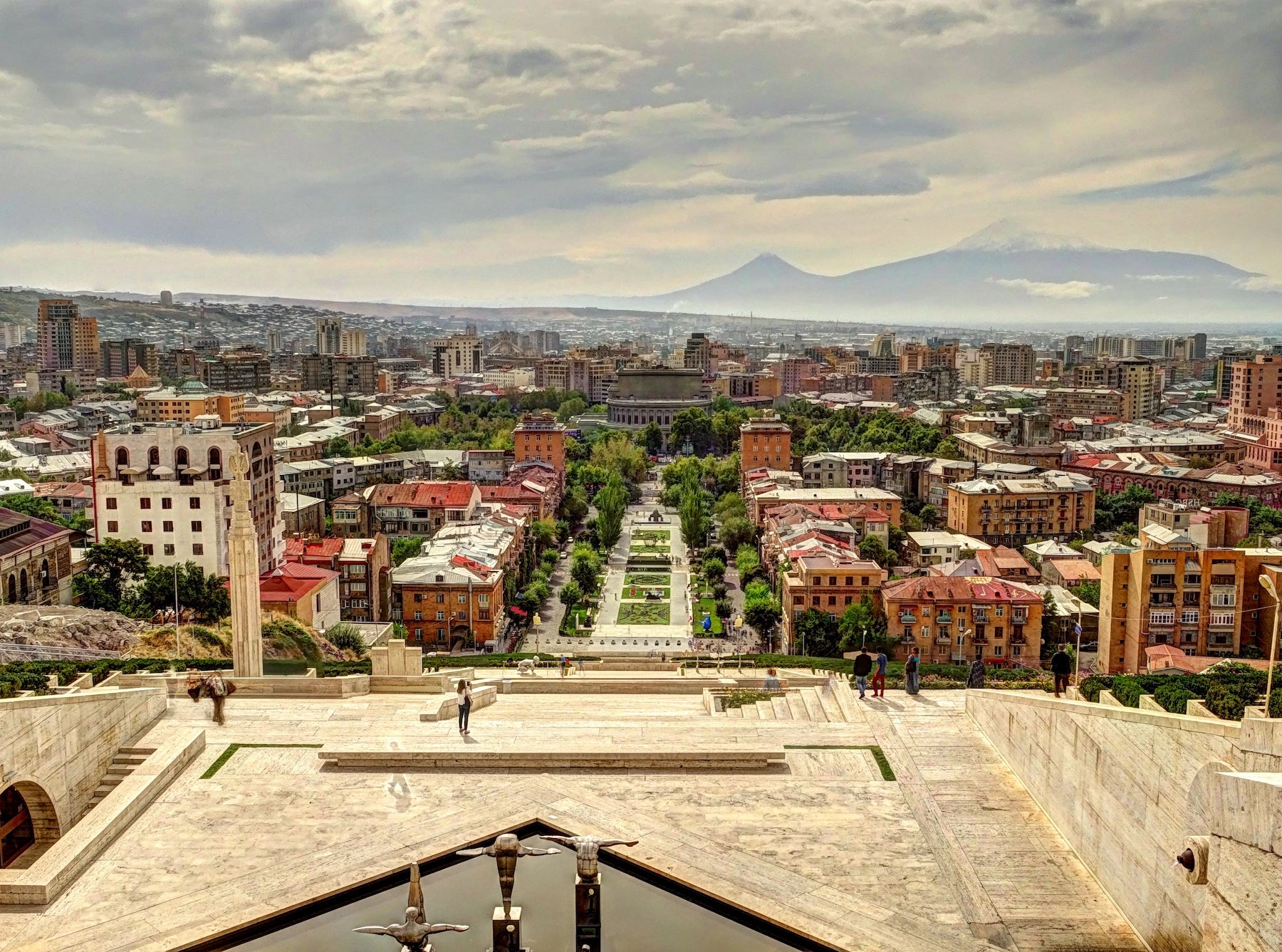 Kaskade und Skyline von Jerewan mit dem Ararat im Hintergrund, Armenien.